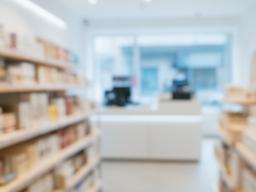Piccola catena retail in Emilia con scaffali ordinati e area cassa moderna